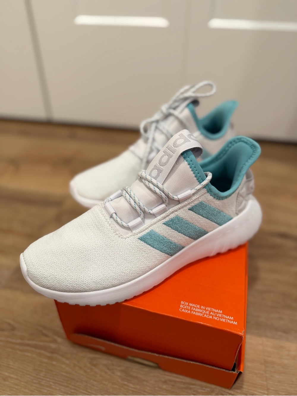 Adidas Women’s Size 6 White & Teal Lightweight Sneakers - Picture 3 of 8
